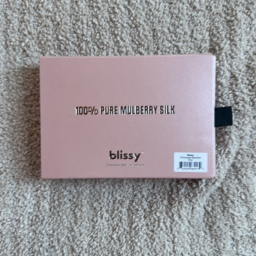 BLISSY Mulberry Silk Pillowcase in Pink Standard - Picture 5 of 5